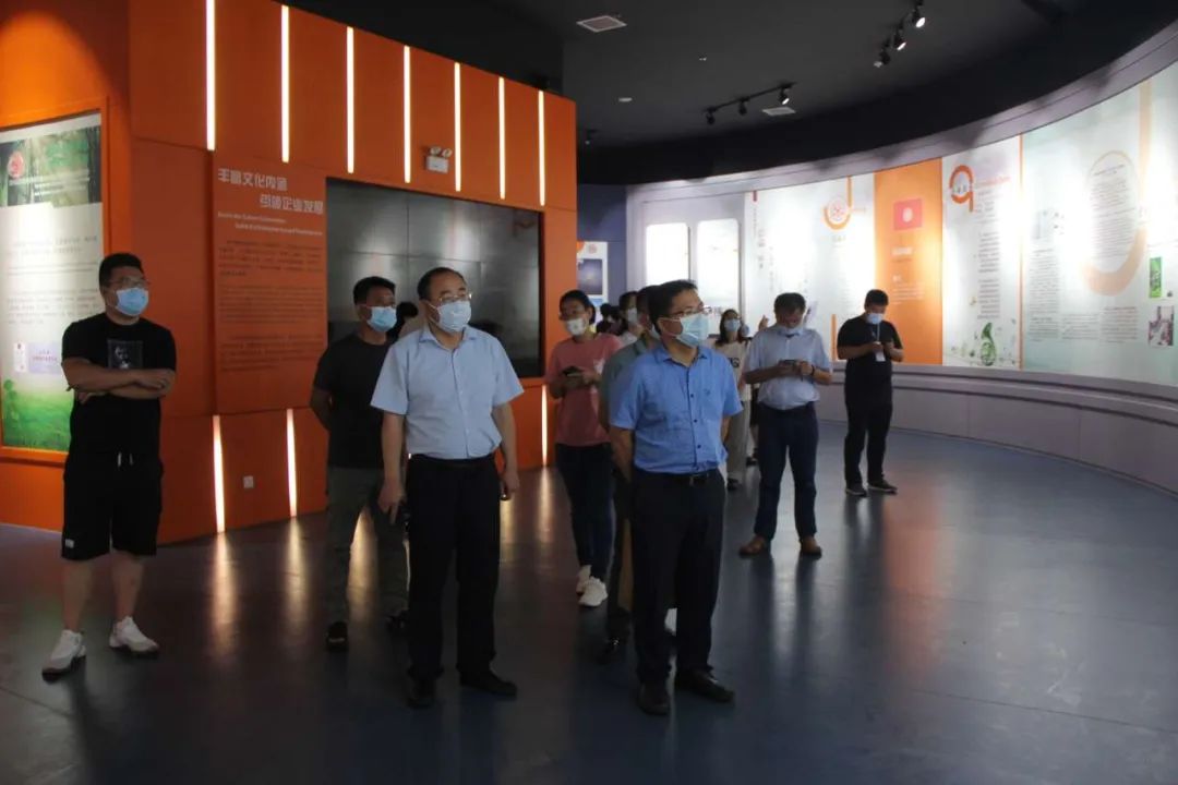 第二屆日照海洋生物產(chǎn)業(yè)高質(zhì)量發(fā)展論壇專(zhuān)家來(lái)潔晶集團(tuán)參觀