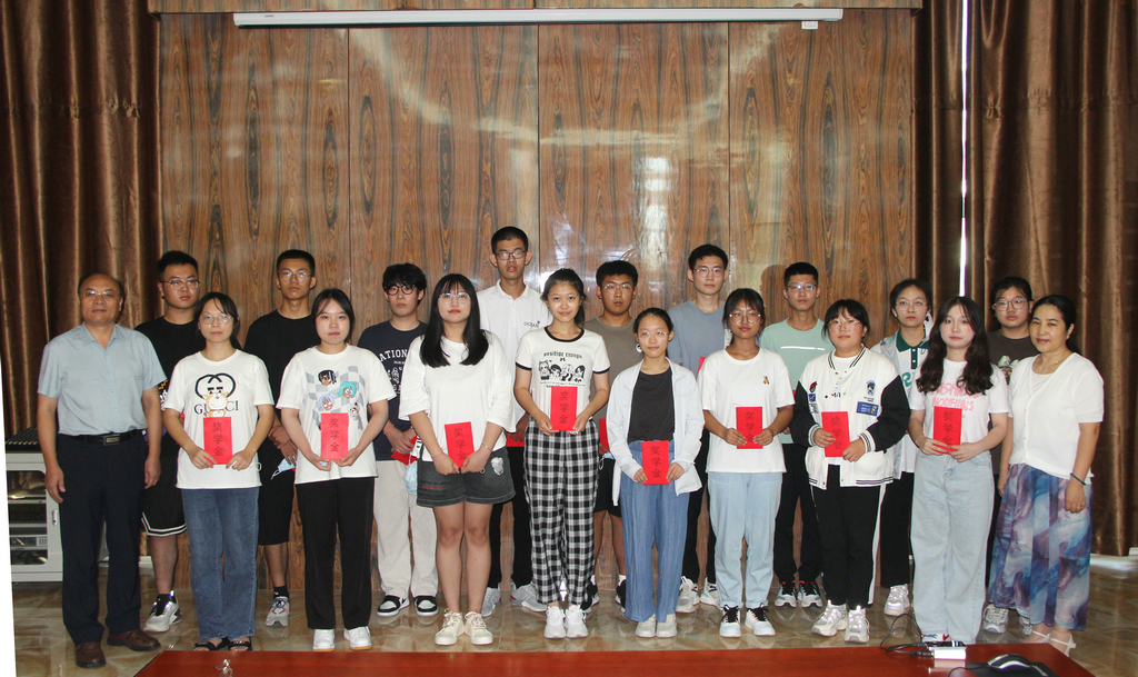 潔晶集團(tuán)舉行2022年職工子女高考獎(jiǎng)學(xué)金發(fā)放儀式 潔晶集團(tuán)舉行2022年職工子女高考獎(jiǎng)學(xué)金發(fā)放儀式